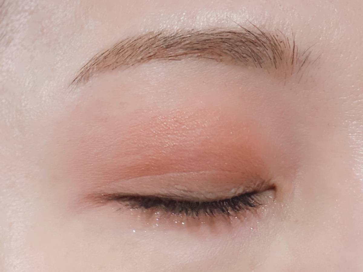 matsukiyo upink マツキヨ ユーピンク シャインオンステージアイパレット MC01 テディベアバニラ アイシャドウ 塗布後 筆者目元 目閉じ