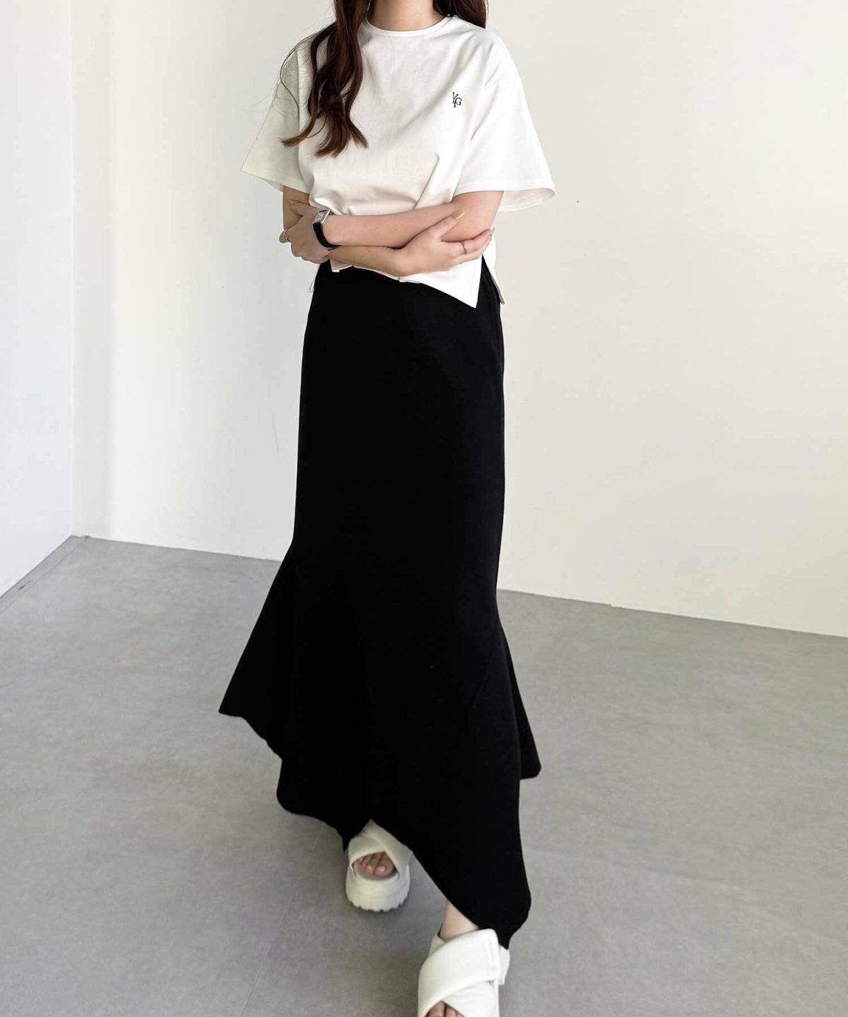 オールブラックコーデの女性