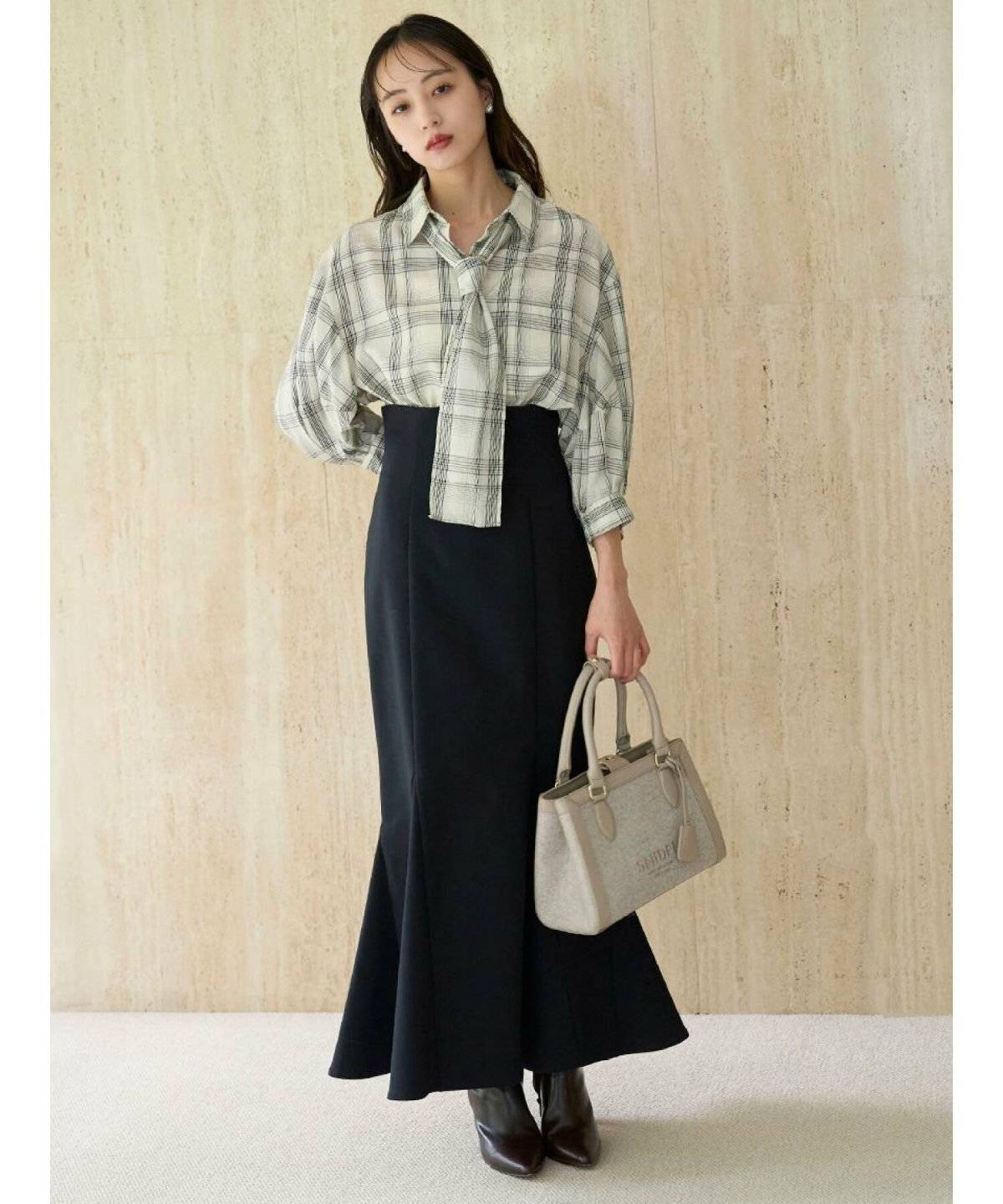 ブラックコーデにシアーシャツを羽織った女性