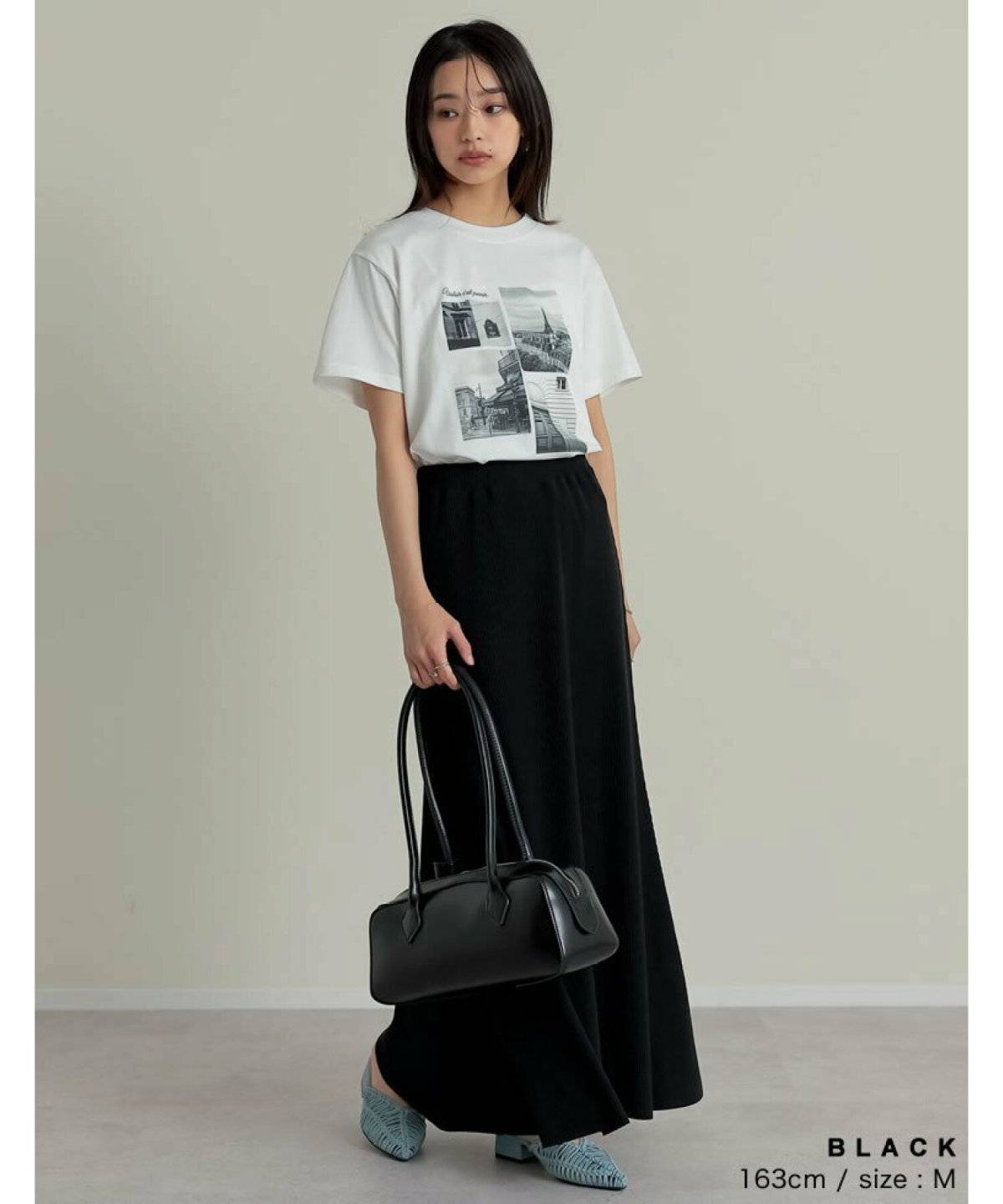 モノトーンコーデの女性