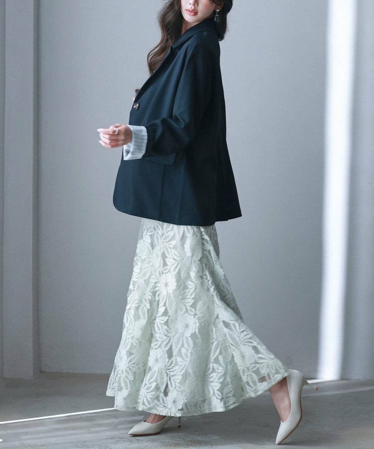 スカートコーデの女性