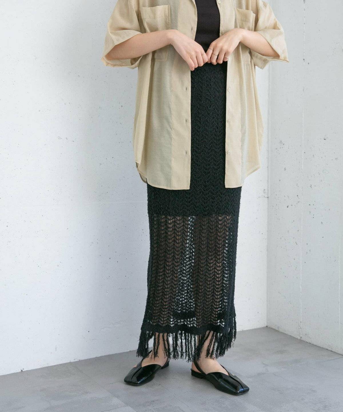 スカートコーデの女性