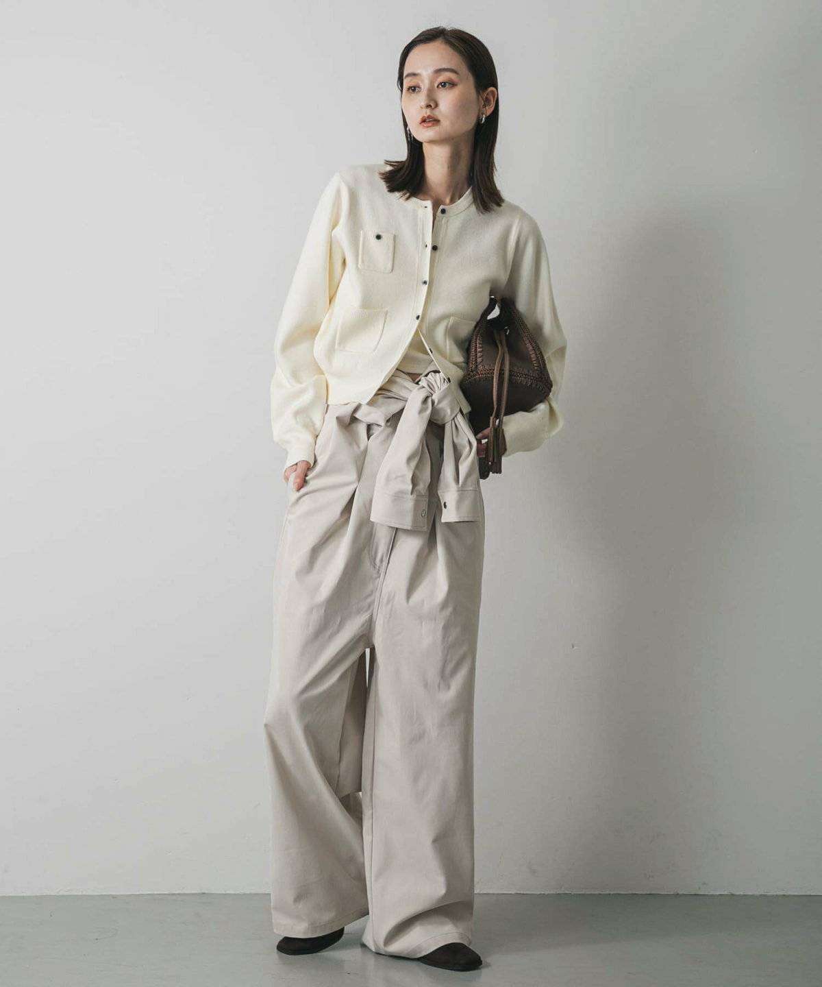 パンツコーデの女性