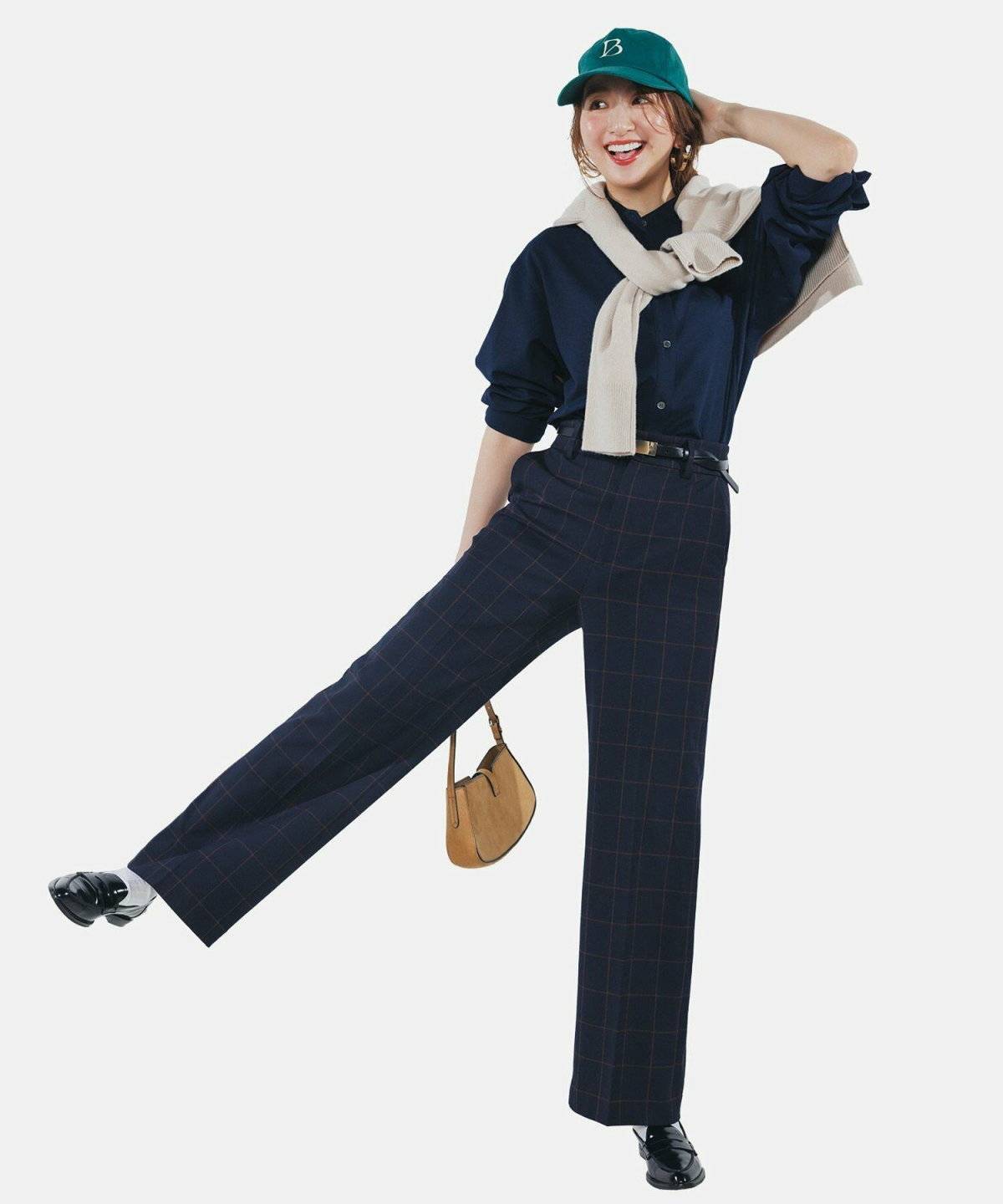 パンツコーデの女性