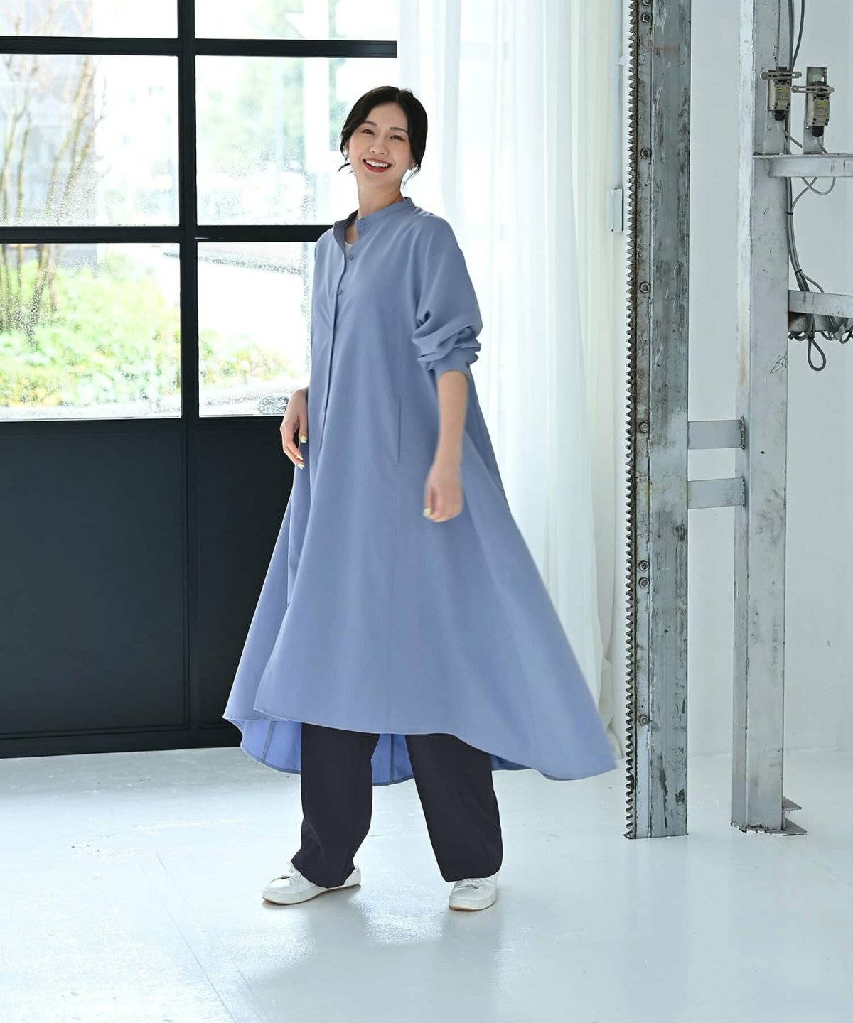 パンツコーデの女性