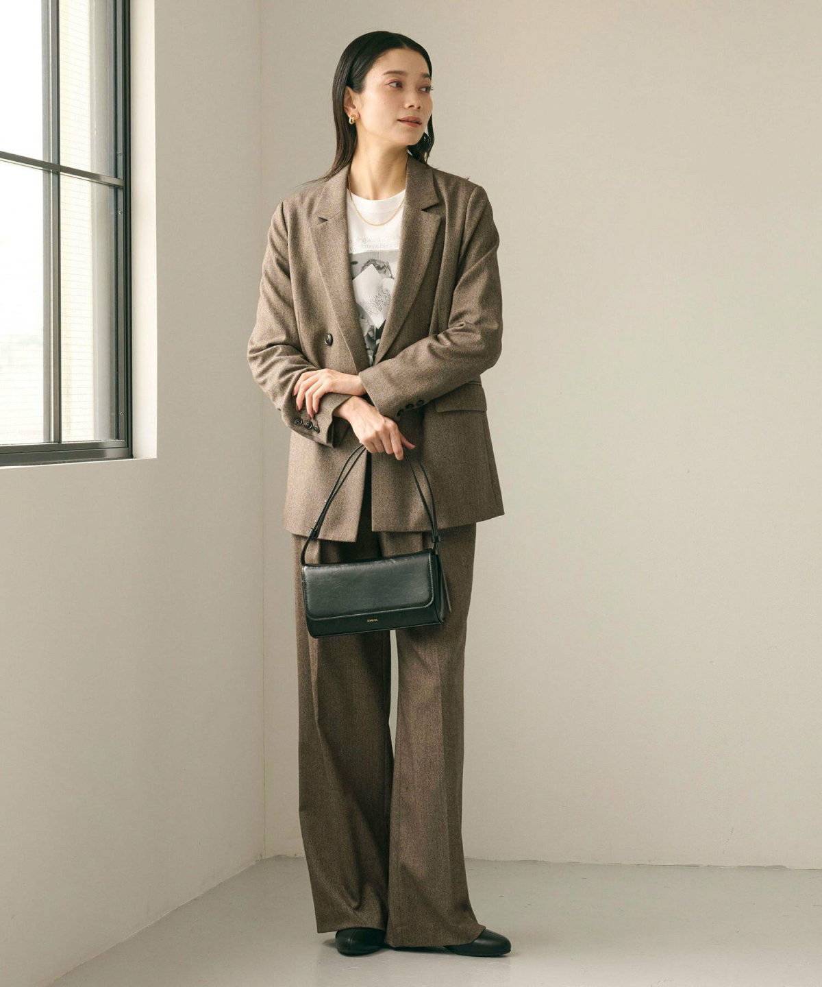 パンツコーデの女性