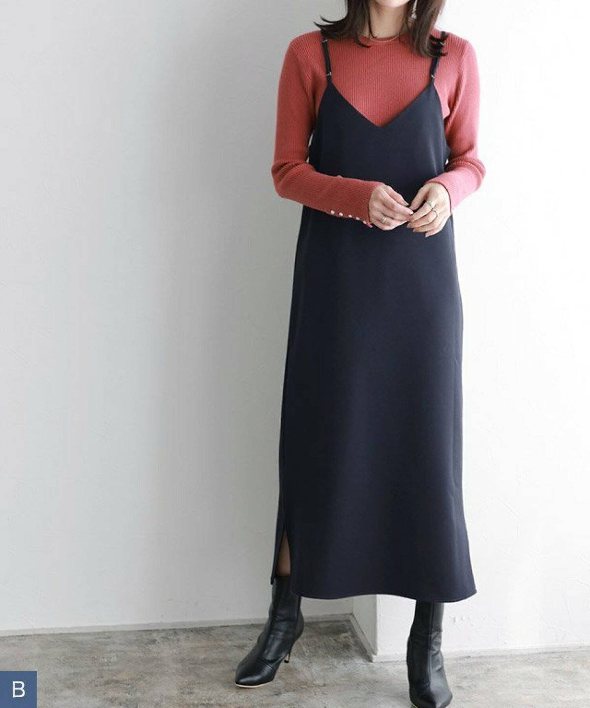 ワンピースコーデの女性