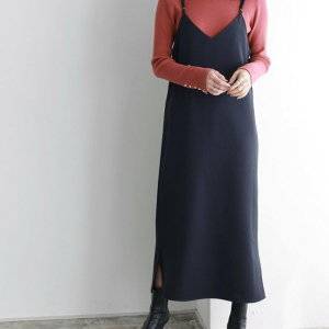  ワンピースコーデの女性 