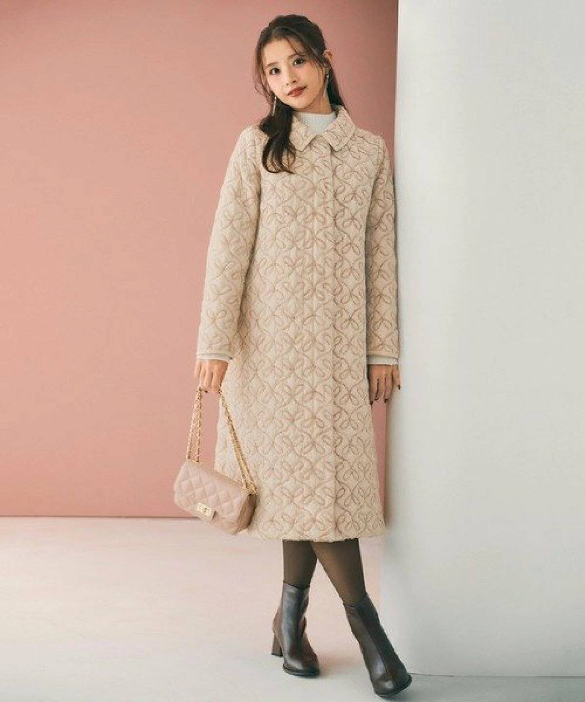 ロングコートコーデの女性