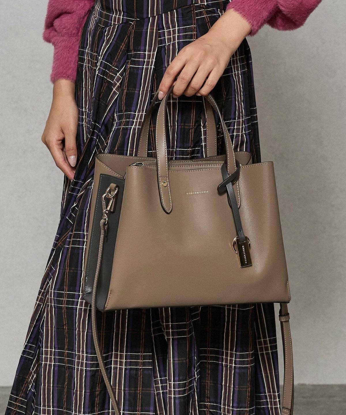 ワンピースコーデの女性