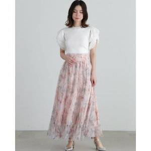  スカートコーデの女性 