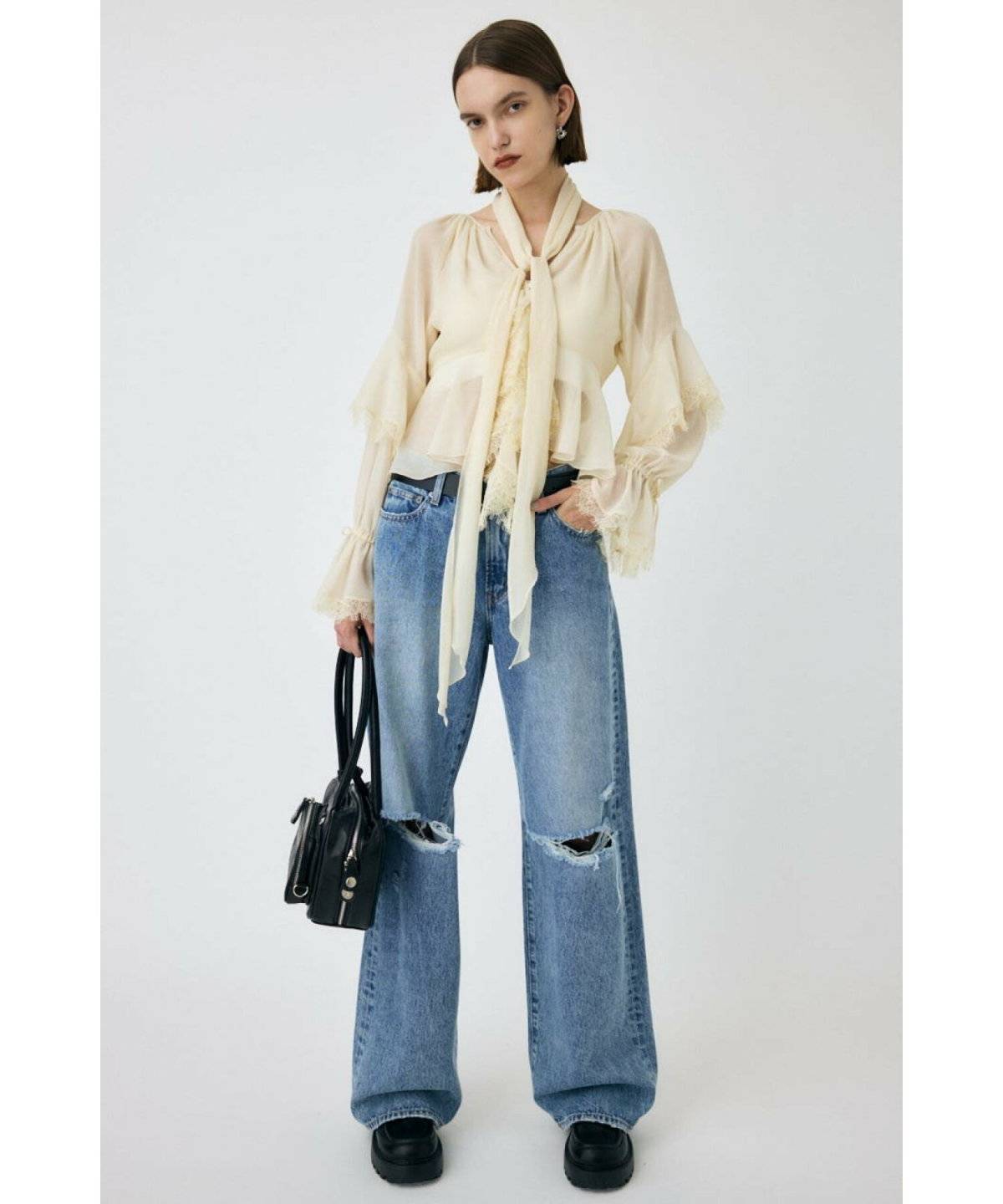 ボヘミアンコーデの女性