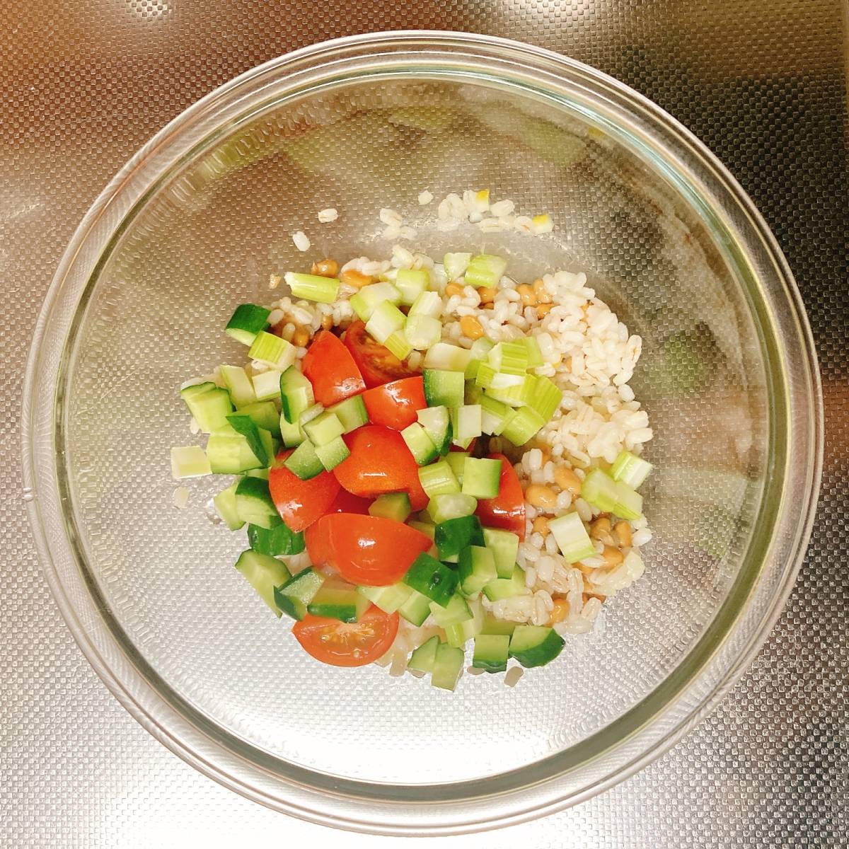 タカノフーズ公式の「もち麦と納豆のサラダ」のレシピ