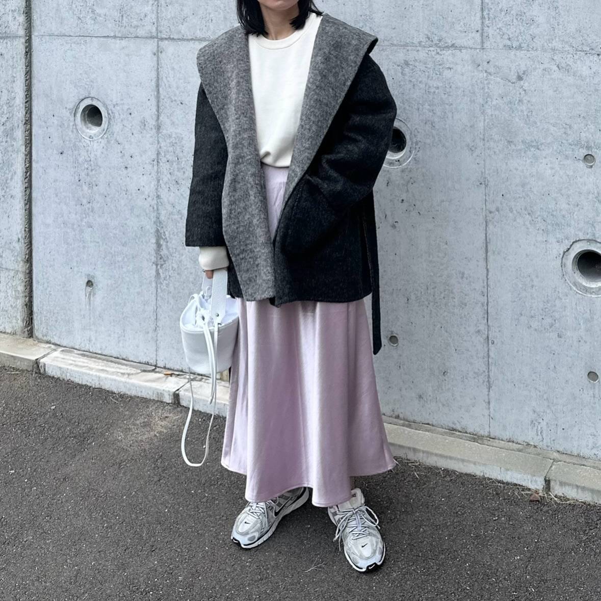 バイカラーコート×サテンスカート