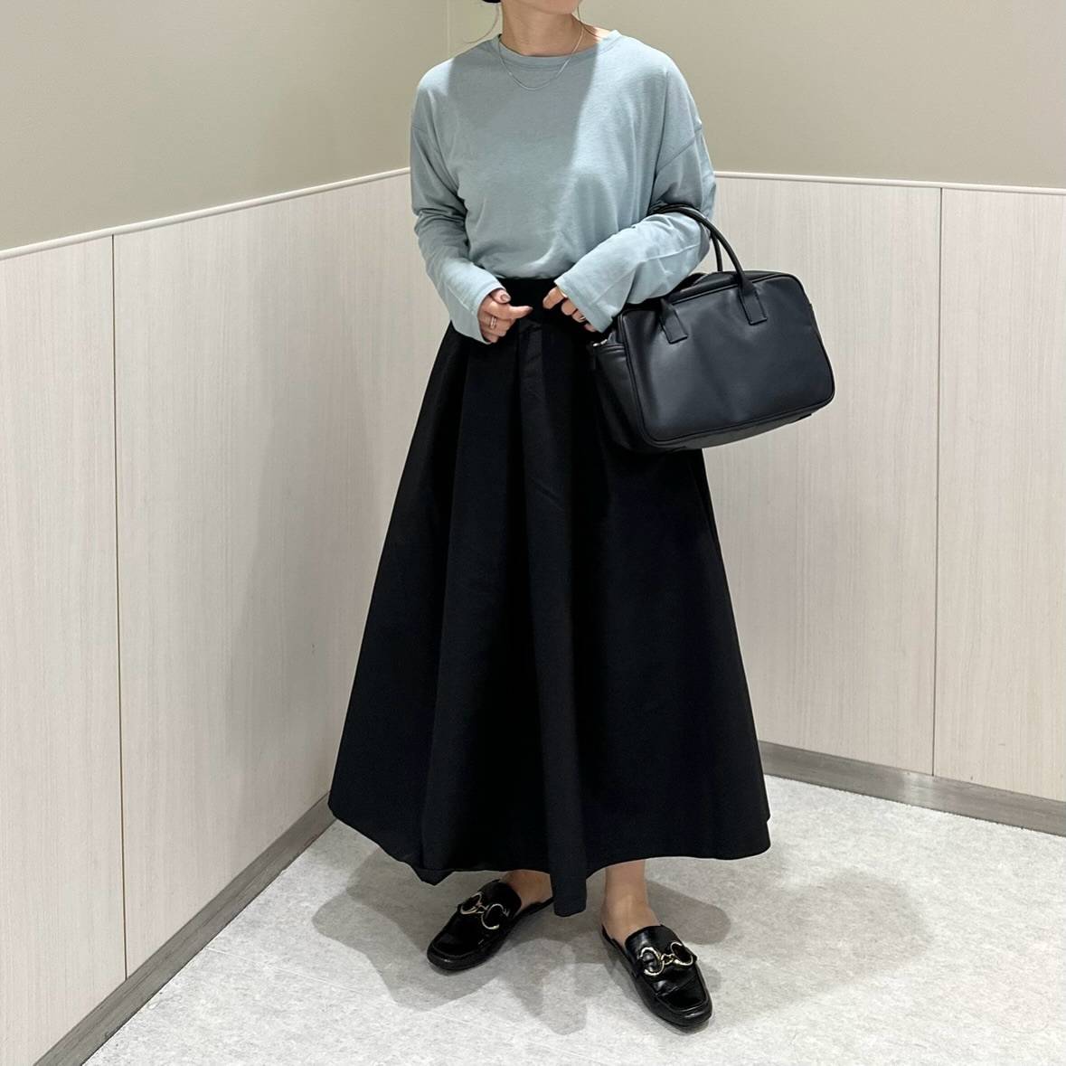 カラートップス×黒スカート