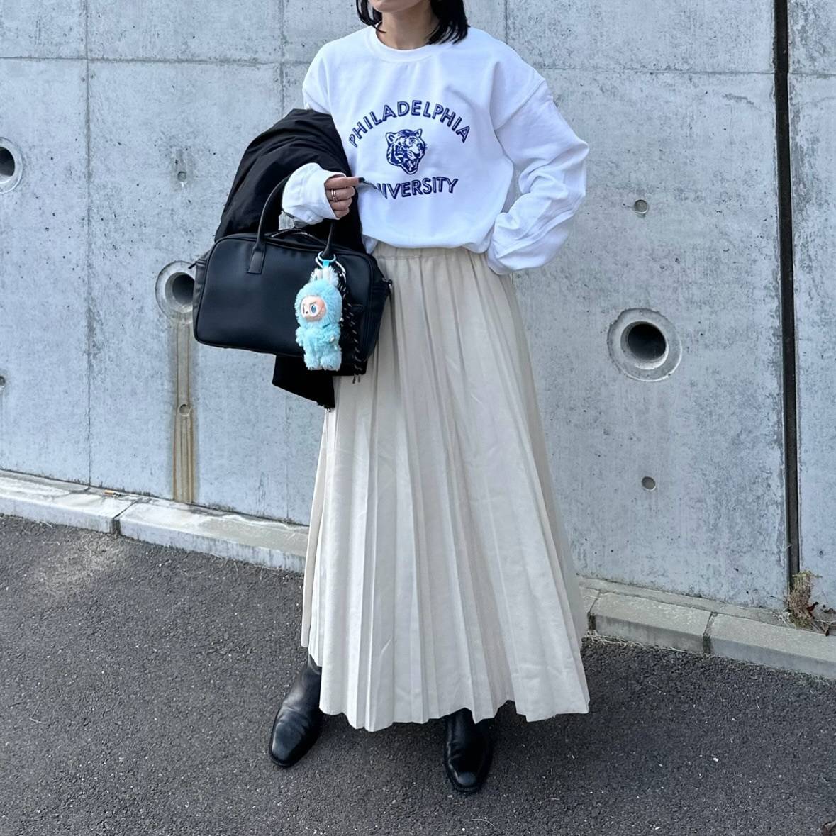 オールホワイトコーデの女性