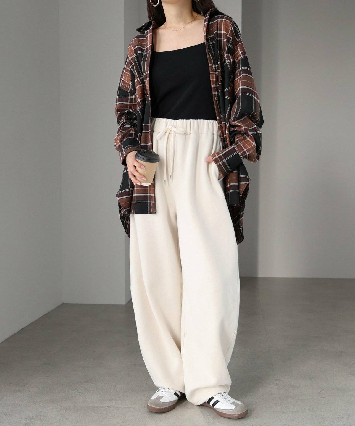ワイドパンツのカジュアルスタイル