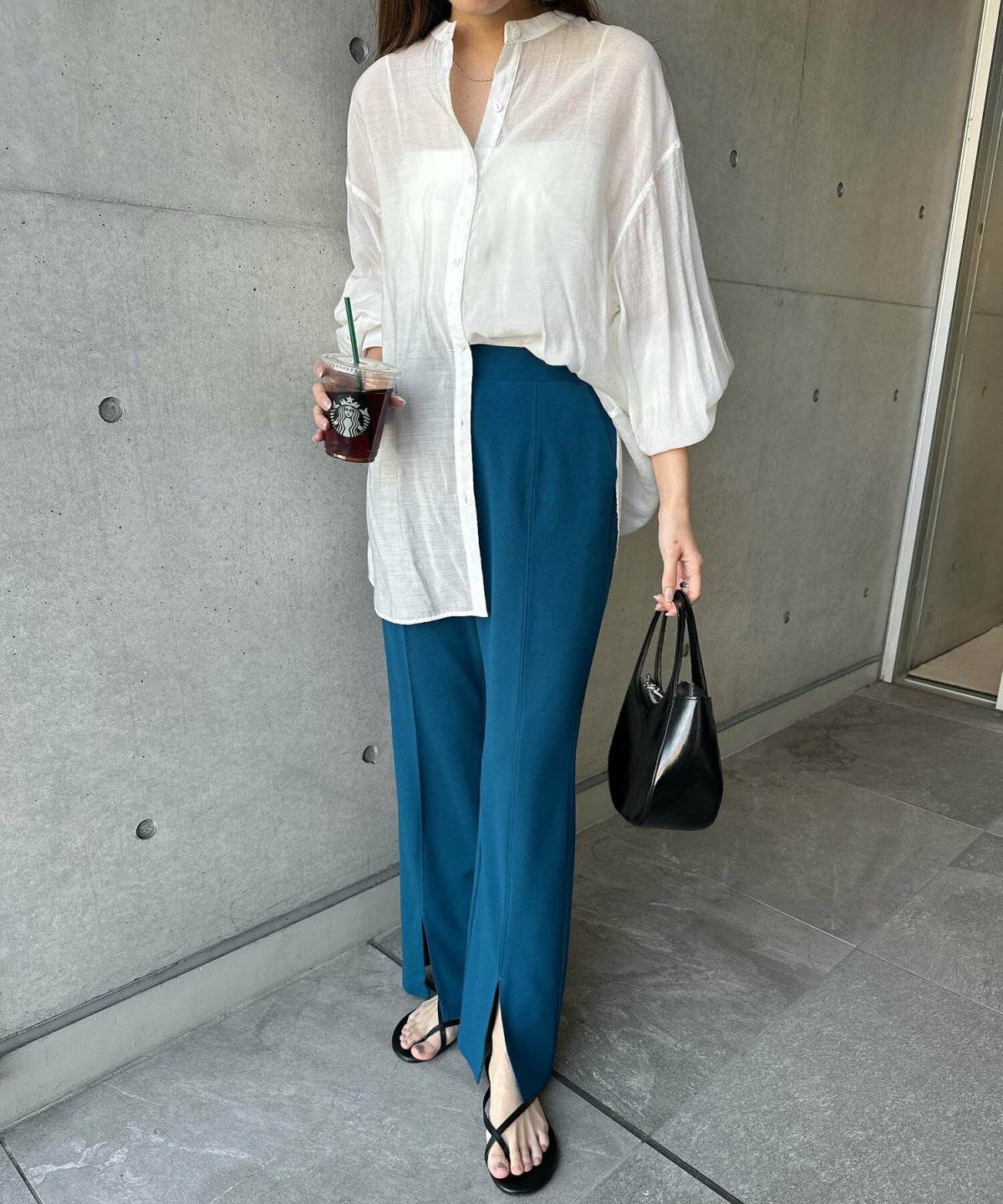 シアーシャツにパンツを合わせた女性