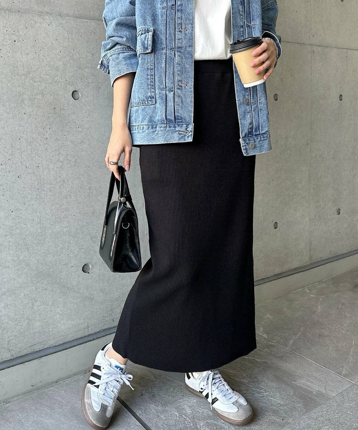 デニムシャツにリブニットスカートを合わせた女性