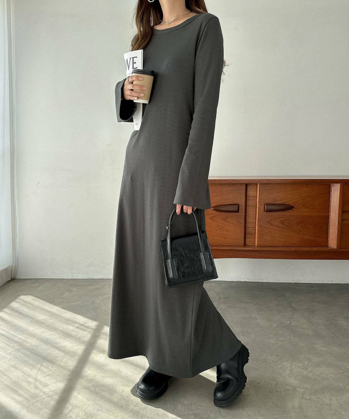 グレーのワンピースを着た女性