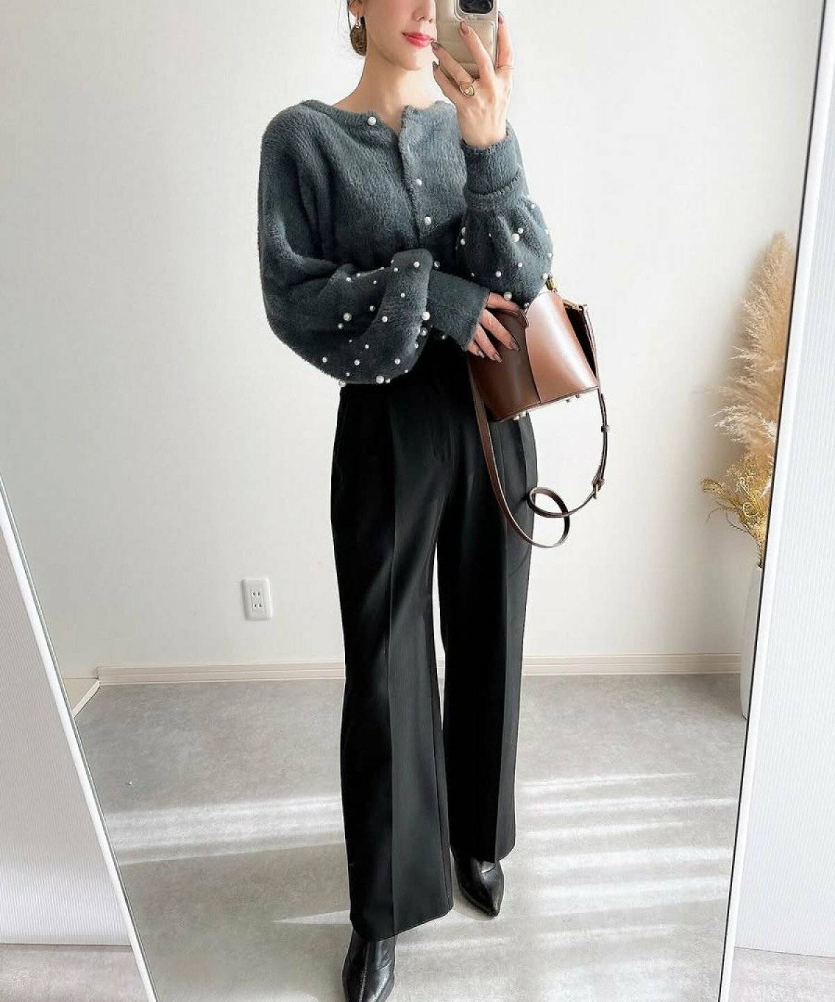 モノトーンコーデの女性