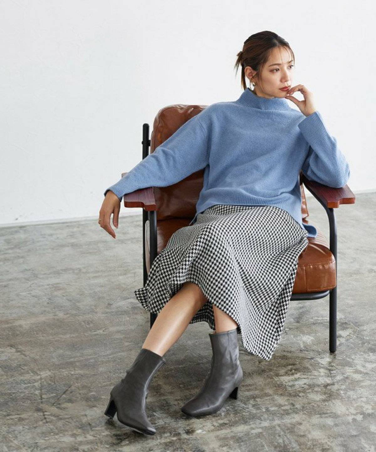 スカートコーデの女性