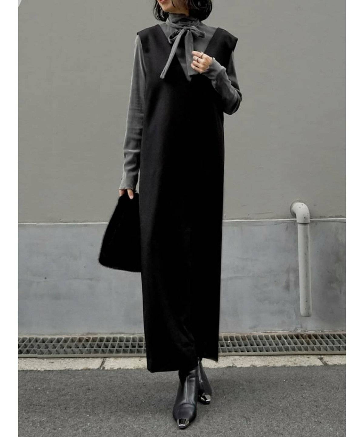 ワンピースコーデの女性