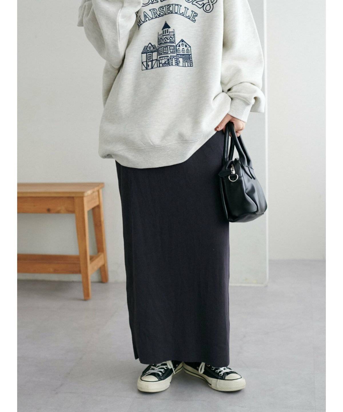 スニーカーコーデの女性