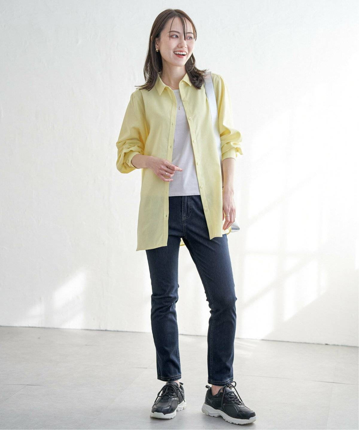 スニーカーコーデの女性