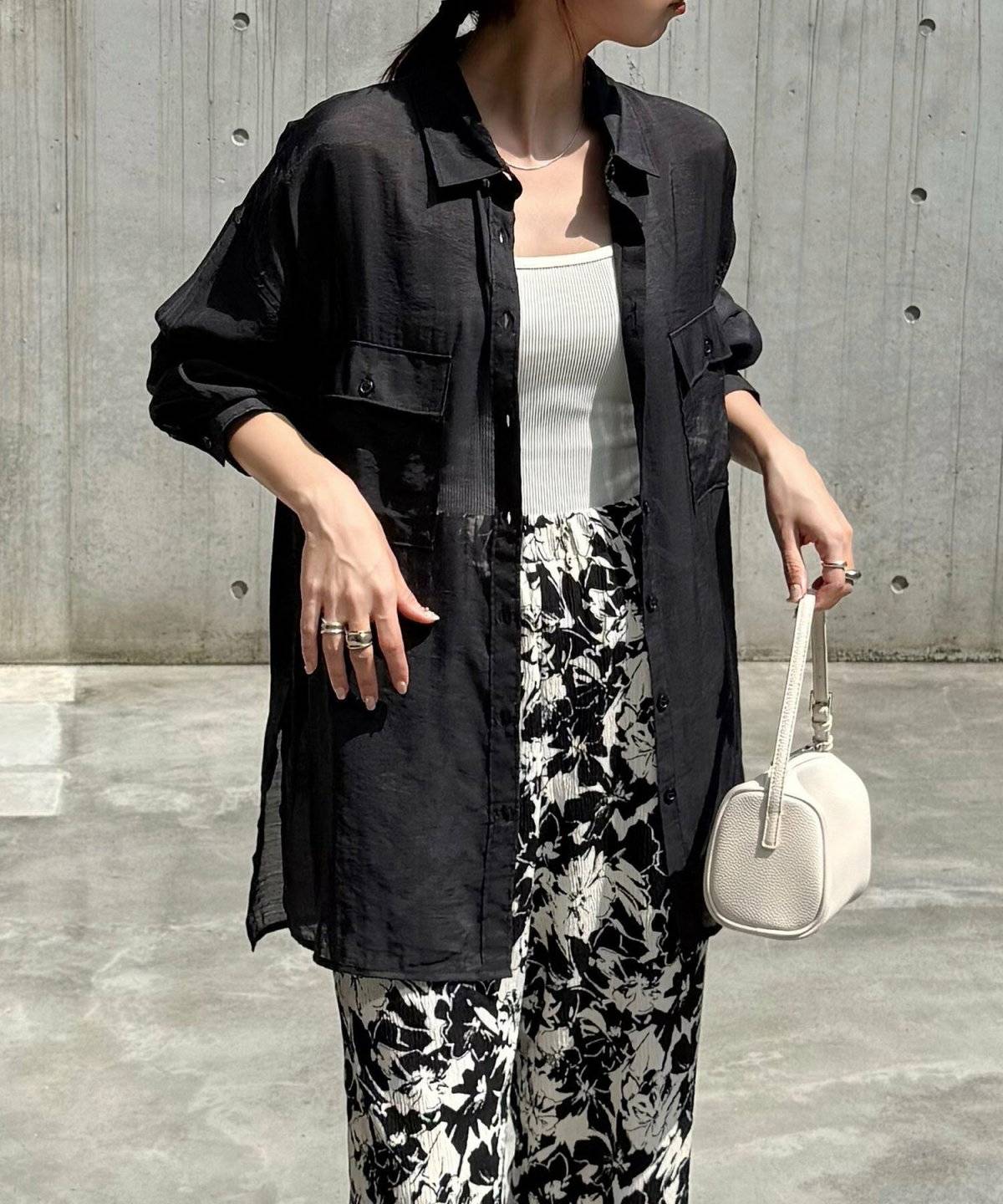 スニーカーコーデの女性