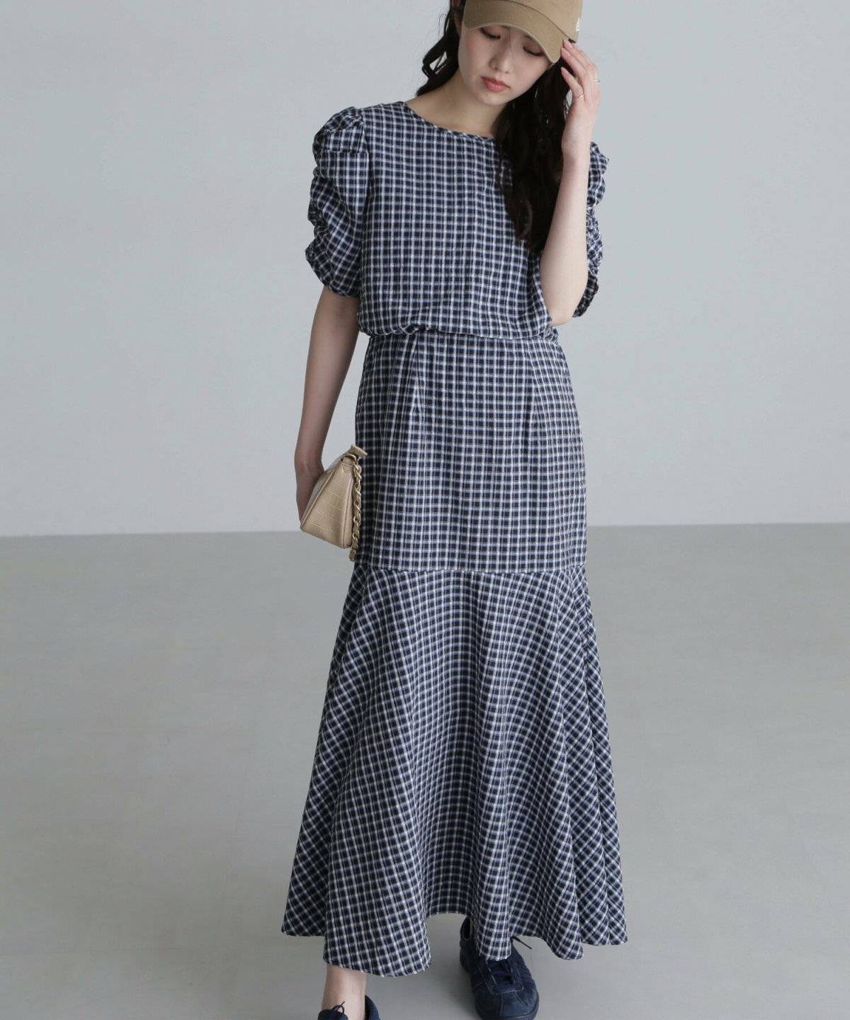 スニーカーコーデの女性