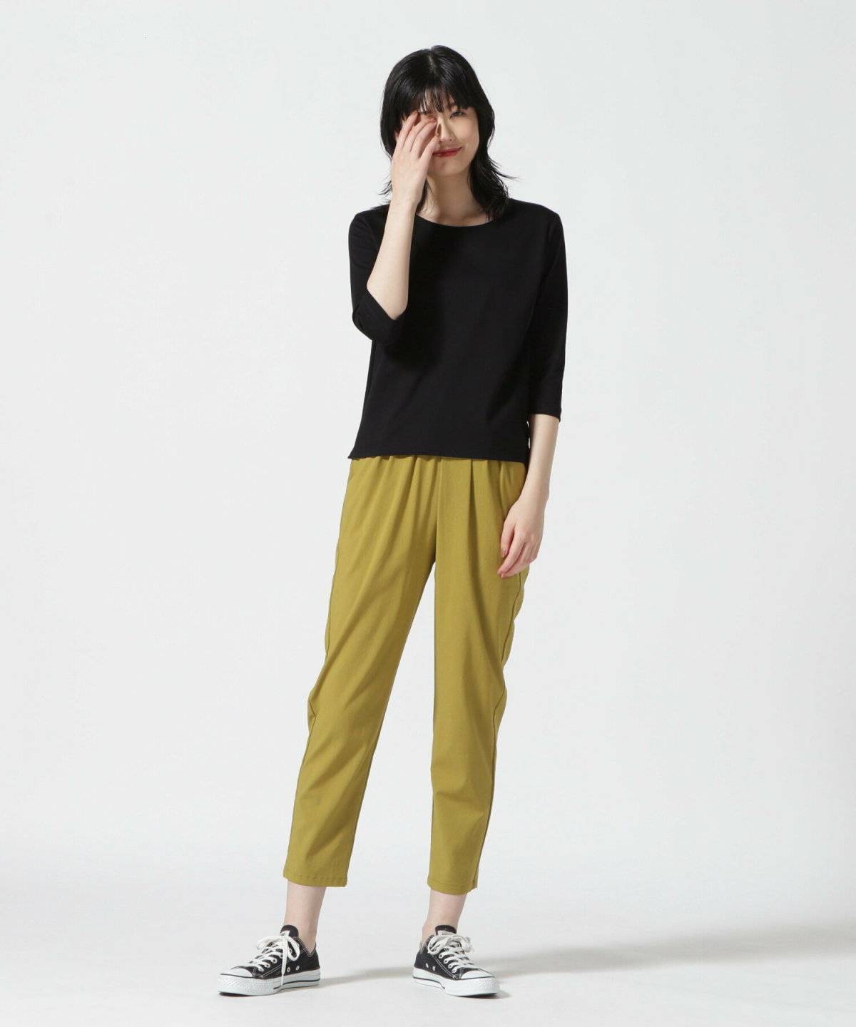 スニーカーコーデの女性