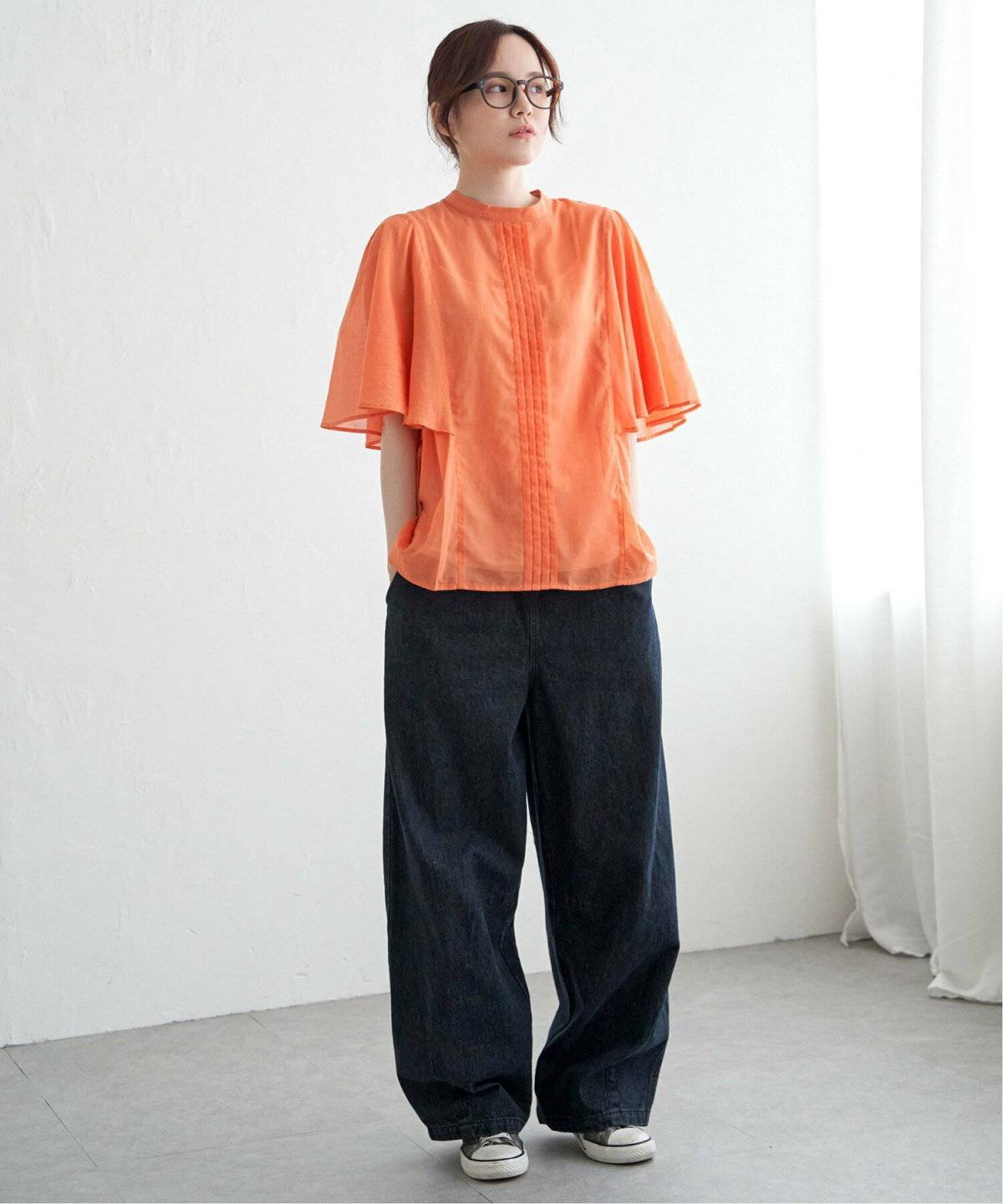 スニーカーコーデの女性