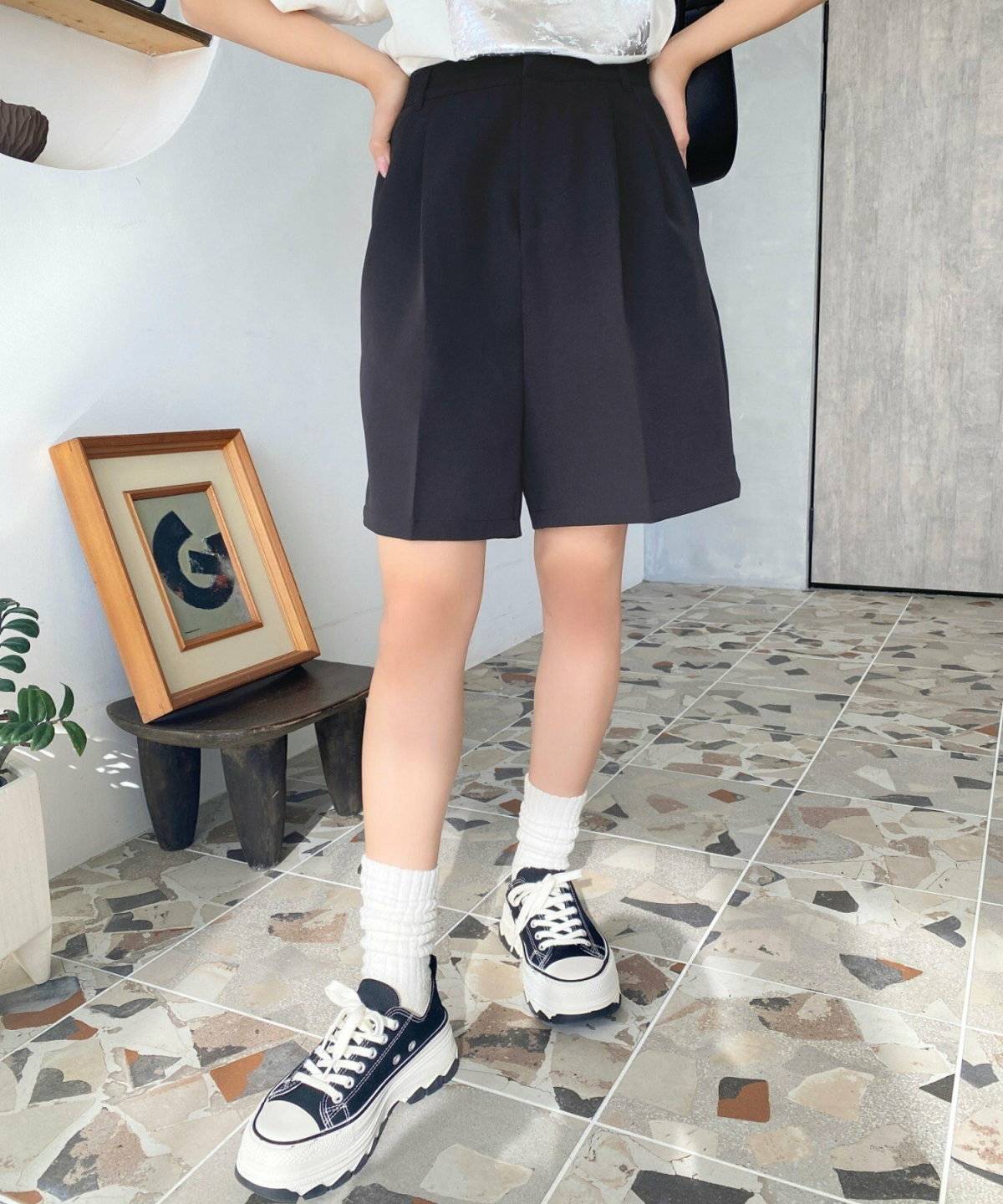 スニーカーコーデの女性