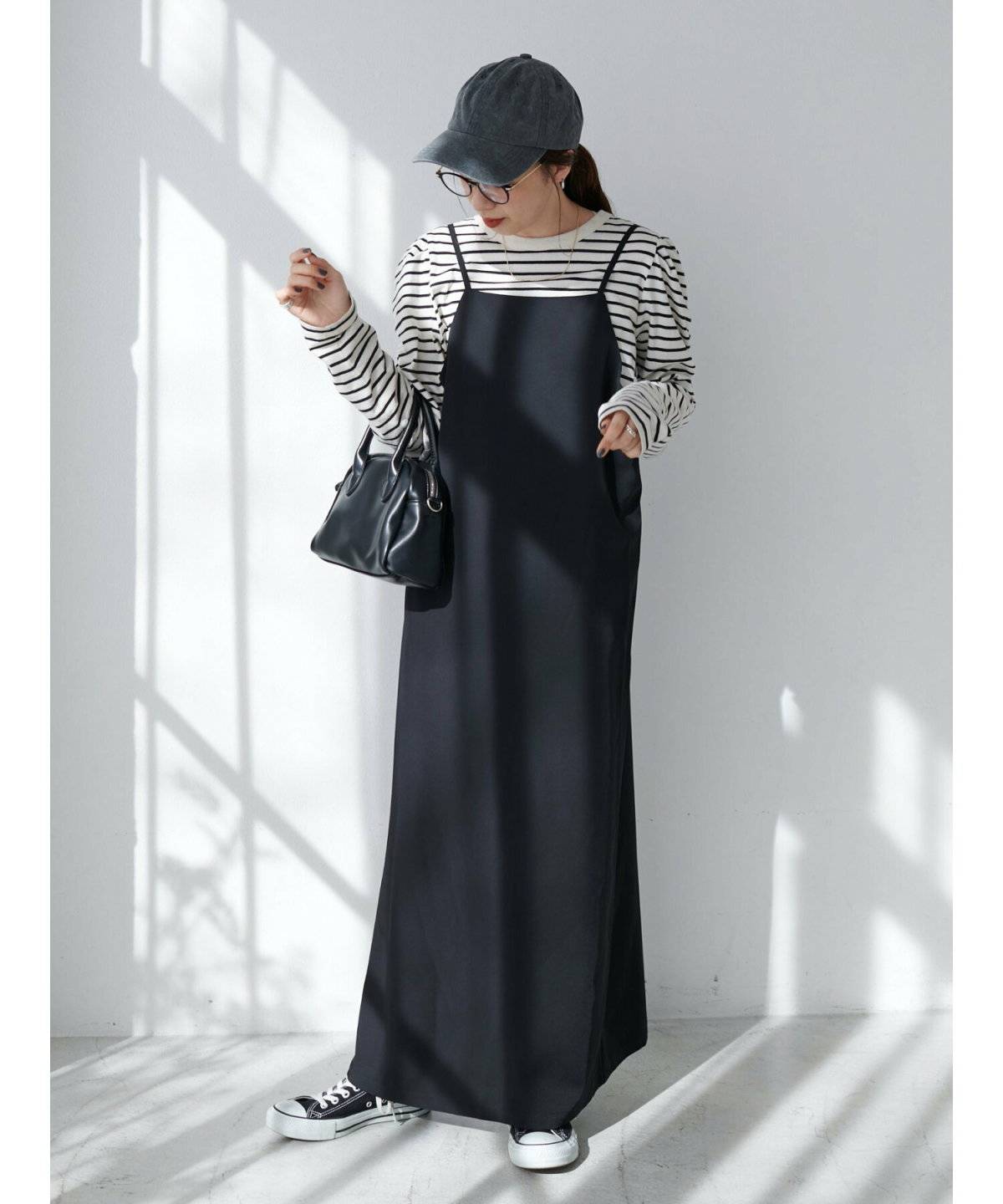 スニーカーコーデの女性