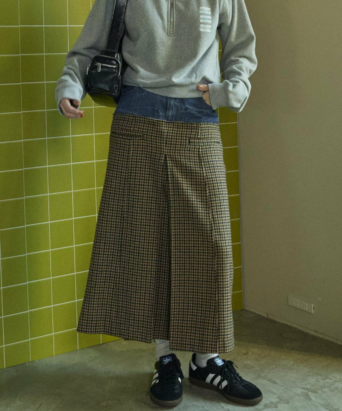 スニーカーコーデの女性