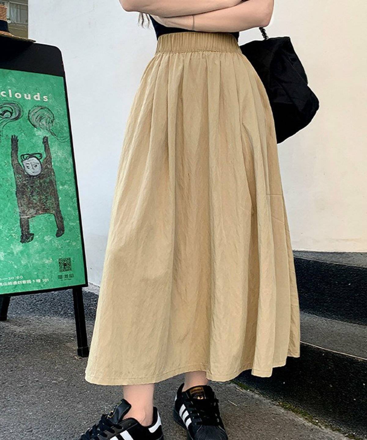 スニーカーコーデの女性