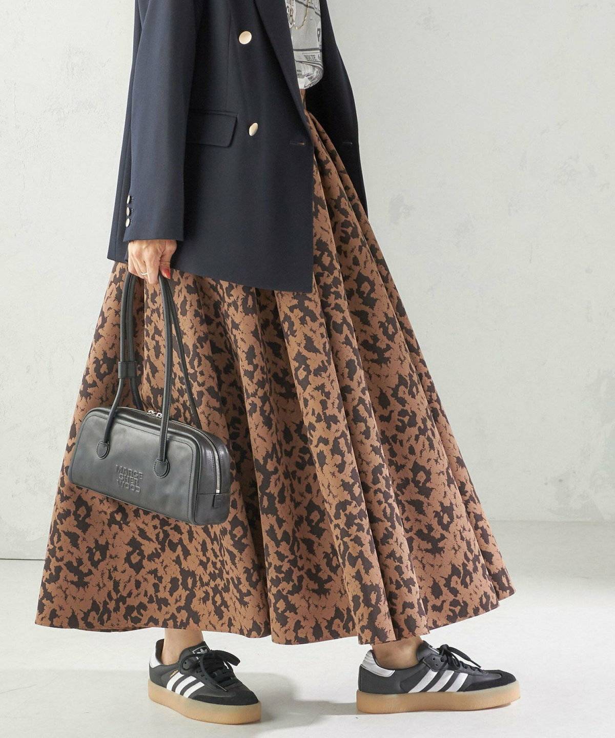 スニーカーコーデの女性