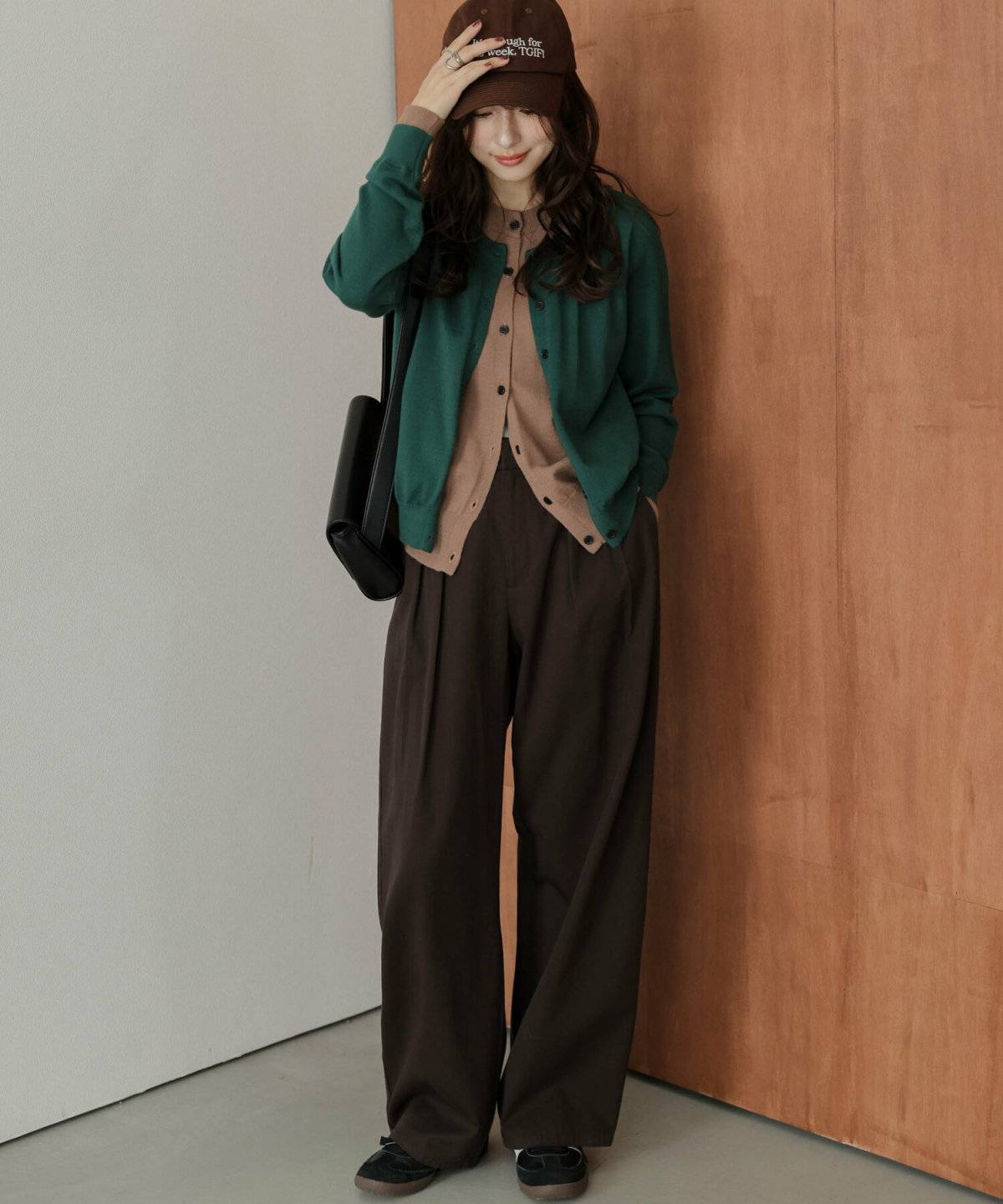 スニーカーコーデの女性