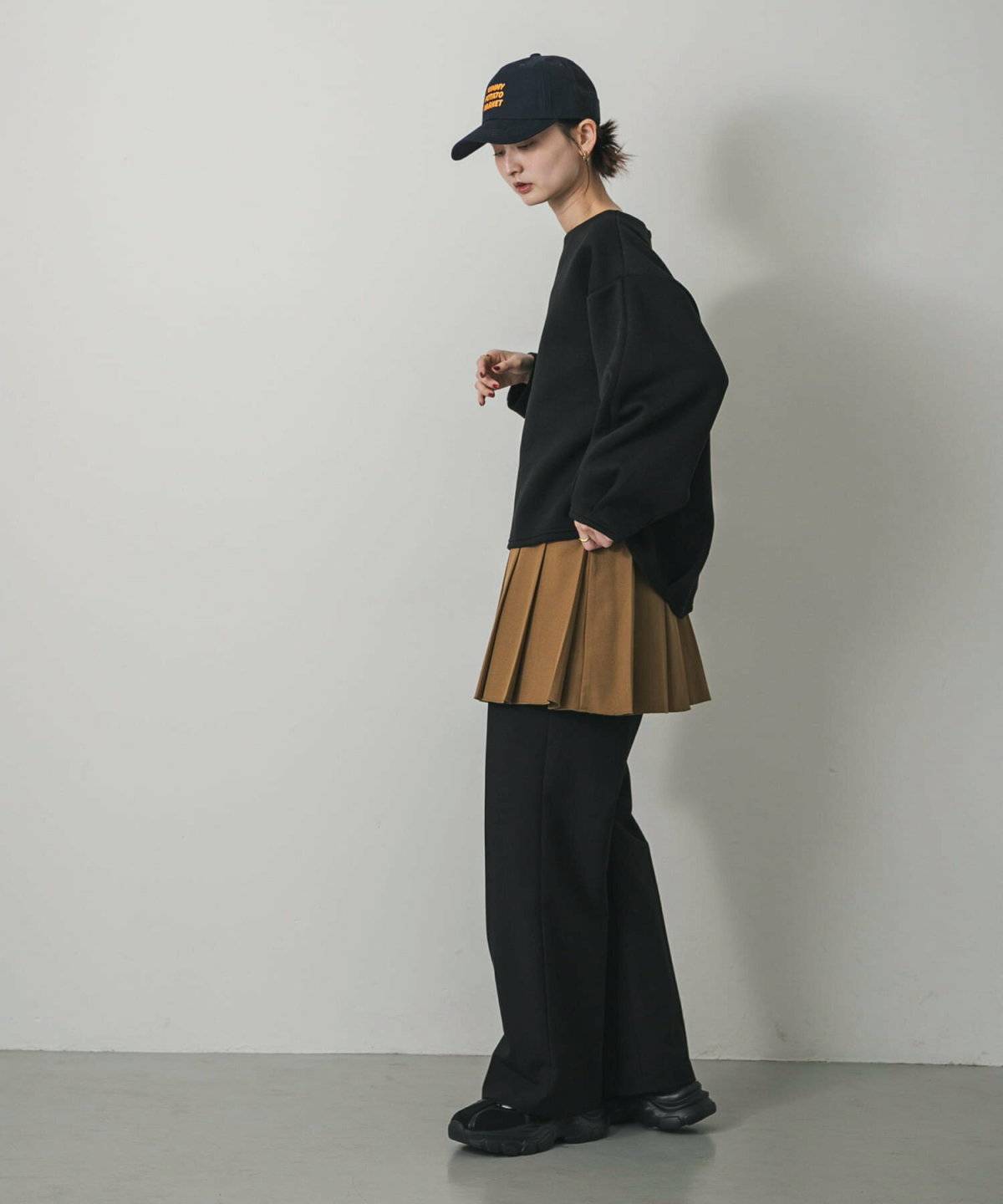 スニーカーコーデの女性