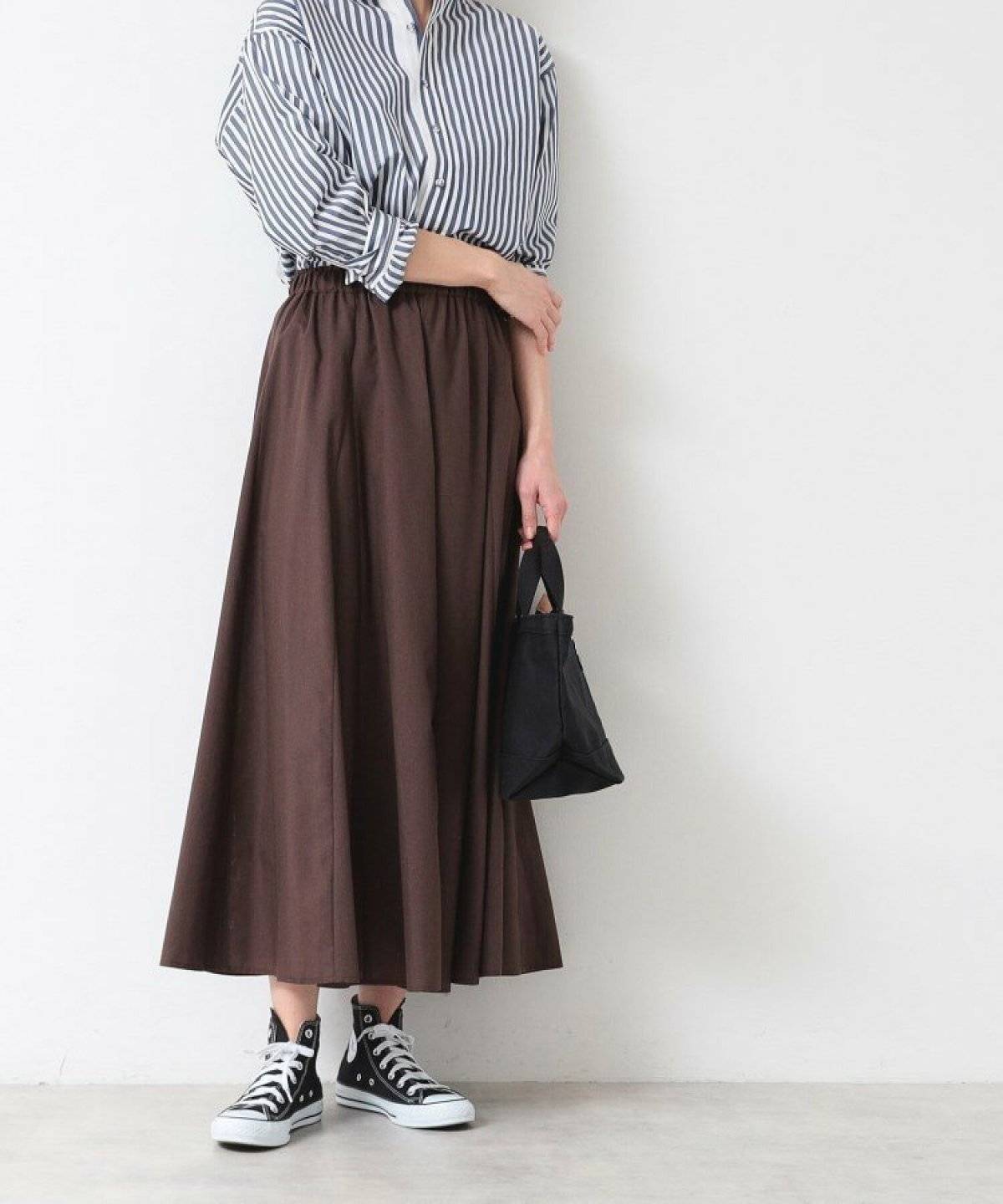 スニーカーコーデの女性