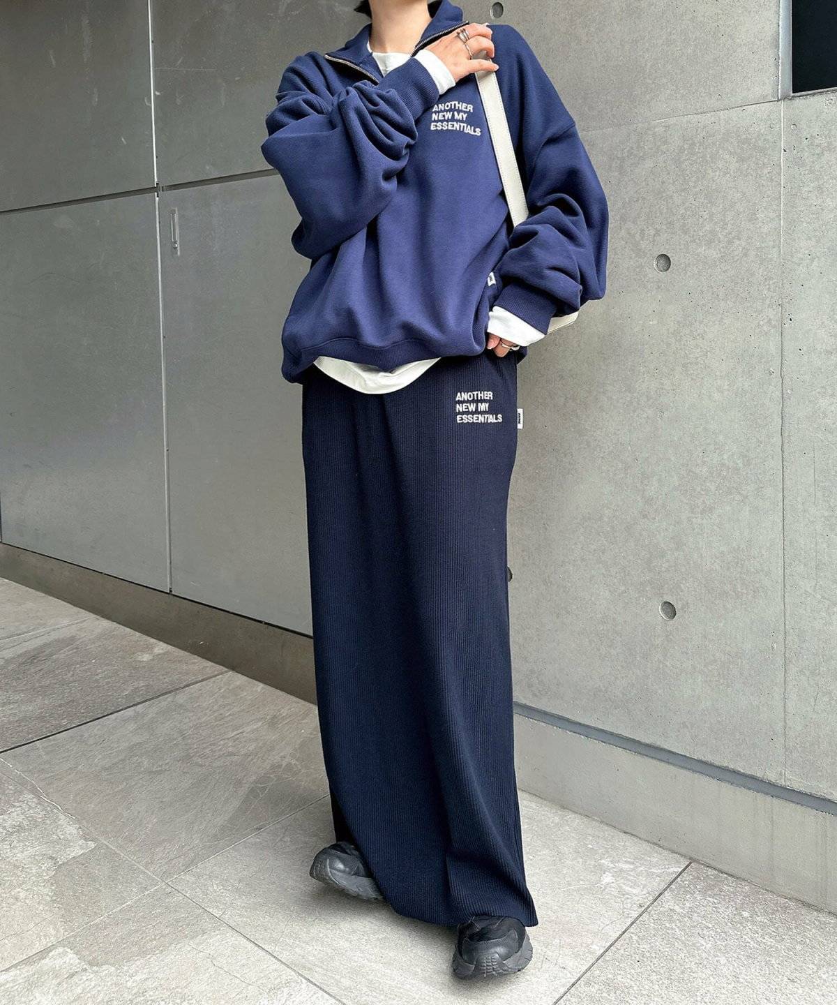 スニーカーコーデの女性