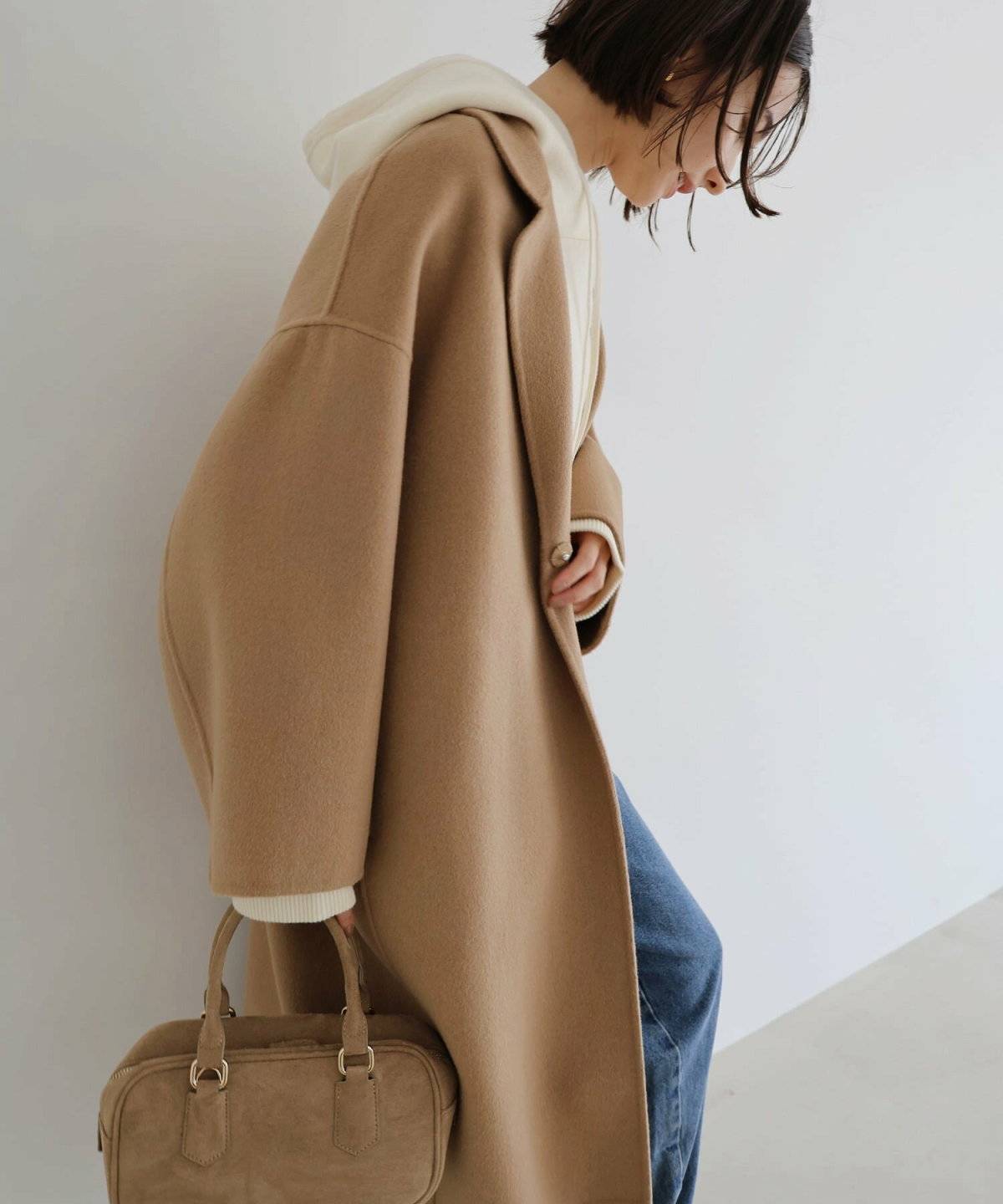 スニーカーコーデの女性