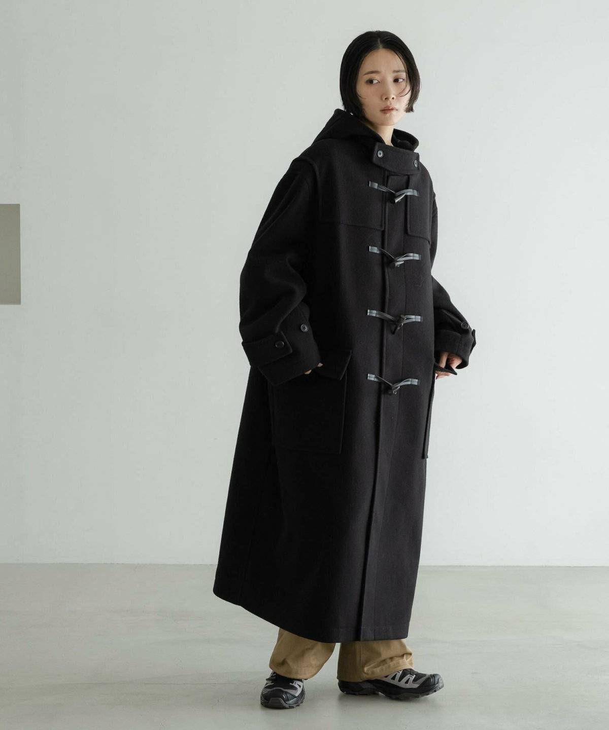 スニーカーコーデの女性