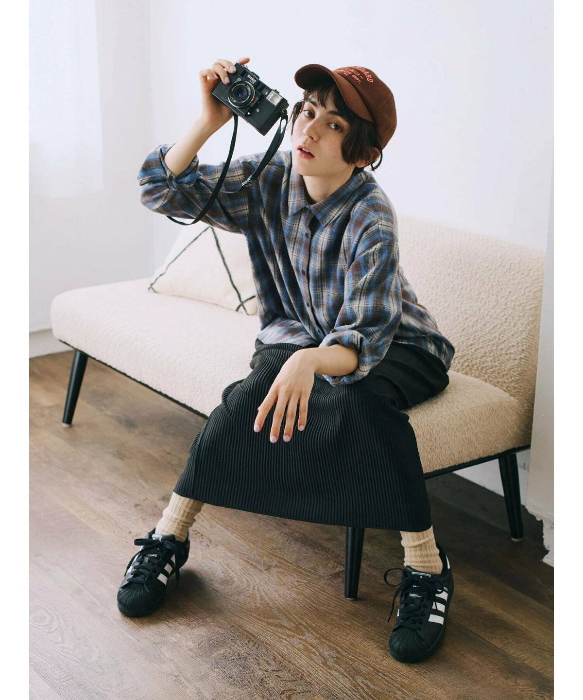 黒スニーカーを履いた女性