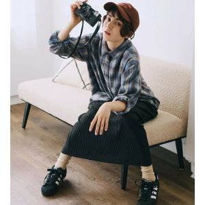  スニーカーコーデの女性 