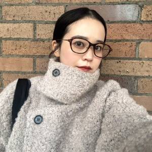 派手すぎないレオパード柄がちょうどいい。「CARIN」のメガネで知的に洒落見え