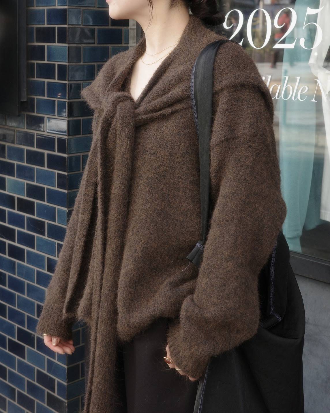 Vネックニットとスカーフのセット