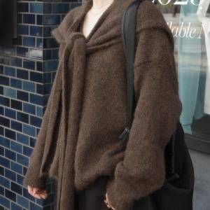 表情に立体感を生む“同色スカーフ”が鍵♪深みブラウン「Vネックニットセット」で秋冬を格上げ