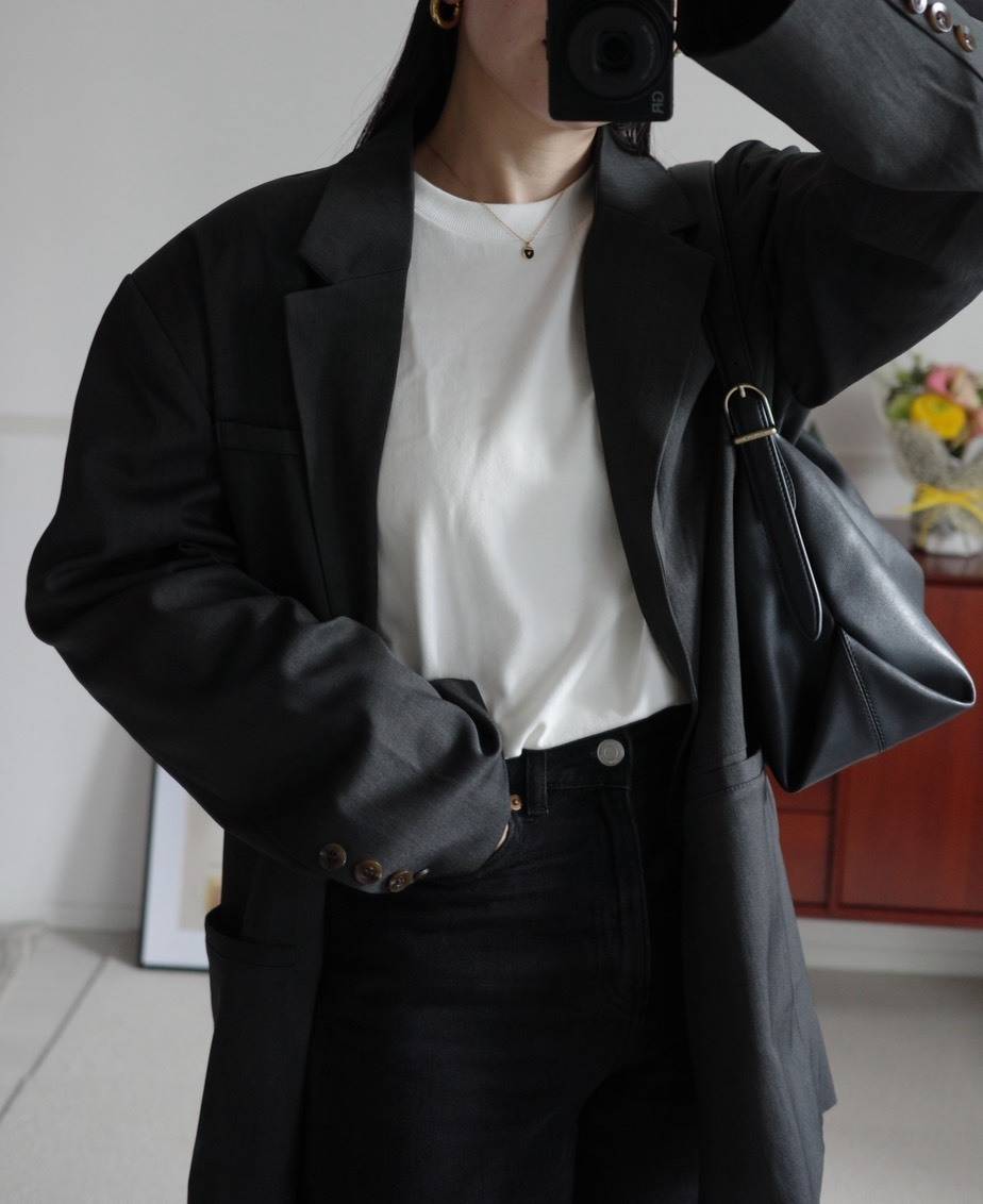 feepurのグレージャケットコーデ